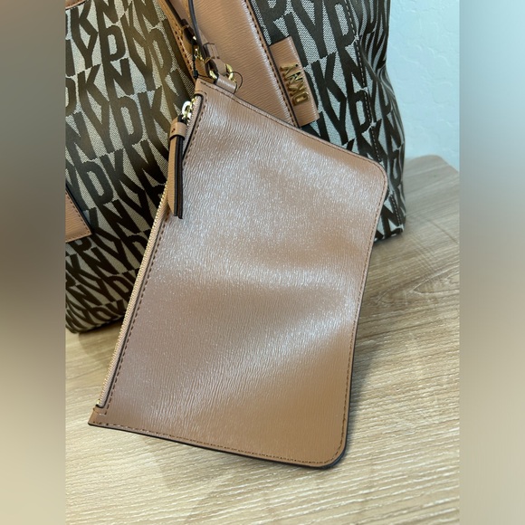 DKNY Tote NWT & Wristlet NWOT BUNDLE - Picture 6 of 14